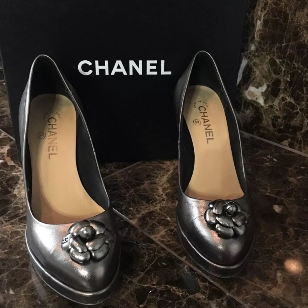 Chanel heels size 39 silver gently used